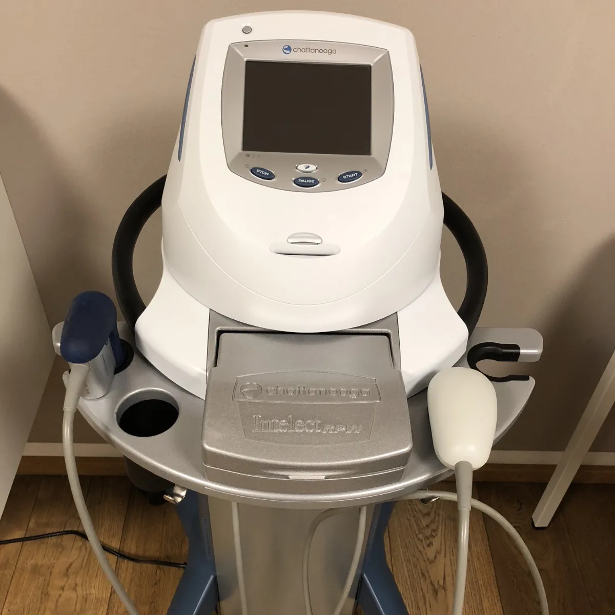 Stoßwellen Gerät im Sprechzimmer Praxis Dr. Zitzmann